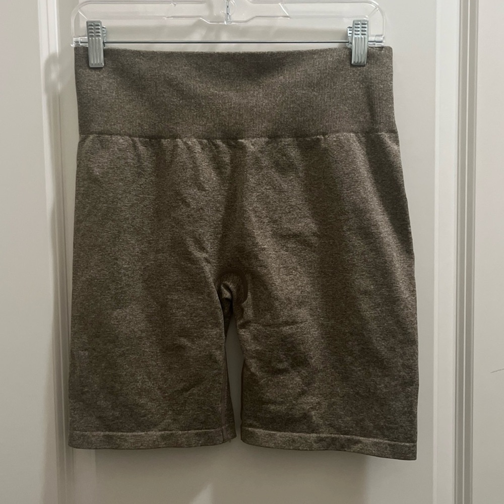 NVGTN Women's Athletic Bike Shorts in Olive Gray